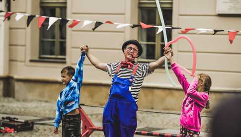 [FOTO] Świdnicki Rynek znów zamienia się w scenę – ruszył 27. Festiwal Teatru Otwartego!