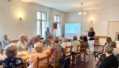 Gmina Żarów wspiera seniorów. Najstarsi mieszkańcy otrzymali opaski bezpieczeństwa