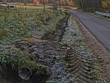 Trwa oczyszczanie przydrożnych rowów w gminach Głuszyca i Walim [Foto]