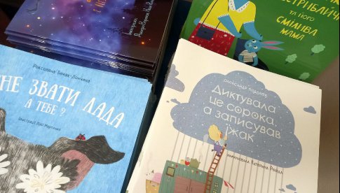 Książki dla dzieci z Ukrainy przekazane do wałbrzyskiej Biblioteki pod Atlantami