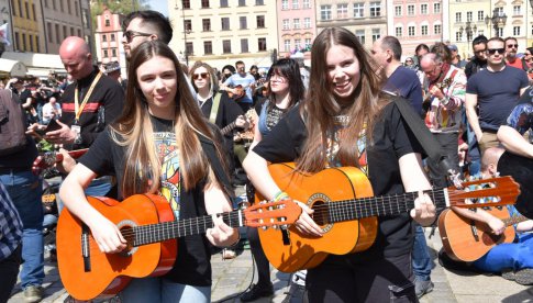 Rekord pobity! Prawie 8 tysięcy gitarzystów zagrało słynny utwór Jimiego Hendrixa na wrocławskim Rynku [Foto, Wideo]