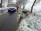 Osobówka wypadła z drogi między Stolcem a Niedźwiednikiem