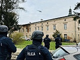 Terroryści na terenie szkoły przetrzymują zakładników - ćwiczenia policji i służb w Henrykowie