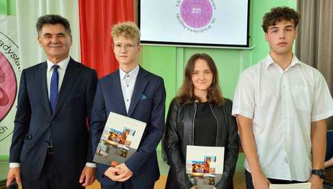 Najlepsi uczniowie szkół ponadpodstawowych nagrodzeni przez Zarząd Powiatu Ząbkowickiego 