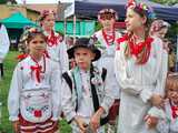 [FOTO] Magdalenki po raz czwarty. Dziecięco-młodzieżowe zespoły ludowe zawitały do Mąkolna 