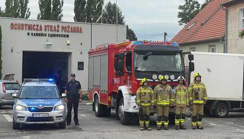 Policjanci oddali hołd tragicznie zmarłym strażakom z Poznania