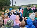 [FOTO] Uczniowie Szkoły Podstawowej im. Adama Mickiewicza w Ciepłowodach wypuścili na wolność kuropatwy 