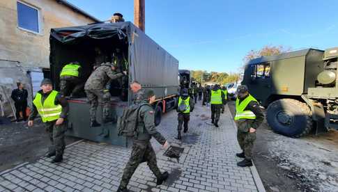 [FOTO] Żołnierze WOT pomagają w usuwaniu skutków powodzi w Kamieńcu Ząbkowickim