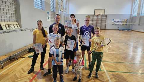 [FOTO] Sportowa rywalizacja w niecodziennej odsłonie: Mistrzostwa w Badmintonie dla dzieci i młodzieży