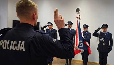 [FOTO] Przysięga w służbie obywatelom – ząbkowicka Policja zyskała nowego funkcjonariusza