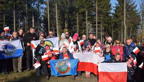 [FOTO] Setki głosów Mazurka Dąbrowskiego na najwyższym szczycie ziemi ząbkowickiej