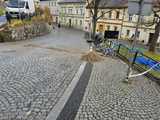 [FOTO] Montują nowe latarnie uliczne. Ruszył remont ulicy Głównej w Bardzie