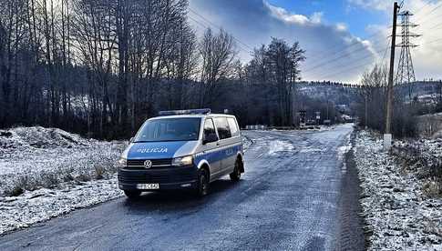 O czym należy pamiętać podczas trudnych warunków atmosferycznych? Policjanci apelują o zachowanie ostrożności