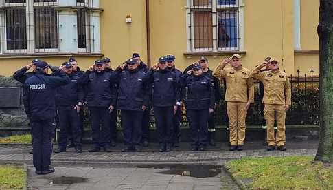 [FOTO] Mundurowi z naszego powiatu oddali hołd tragicznie zmarłemu policjantowi