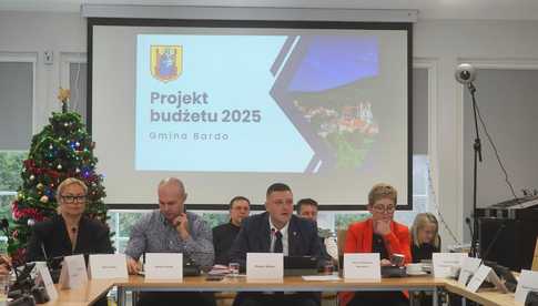 [FOTO] Bardo z budżetem na 2025 rok – jednogłośne poparcie Rady Miejskiej