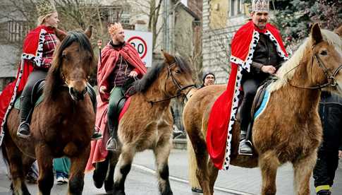 [FOTO] Barwny orszak przeszedł przez Ziębice – mieszkańcy wspólnie uczcili święto Objawienia Pańskiego 