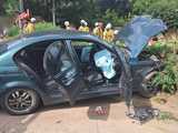 [FOTO] Zderzenie volkswagena z BMW w Henrykowie. 65-latek zakleszczony w pojeździe