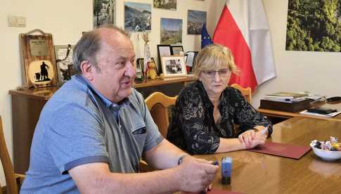 [FOTO] Dotacje dla działkowców w Złotym Stoku. Gmina podpisała umowy