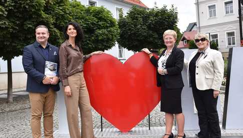 [FOTO, WIDEO] Czy uczniowie wrócą do szkoły we wrześniu? Jak zmieni się Centrum Kultury w Bardzie? Rząd przekazał kolejne miliony na odbudowę 