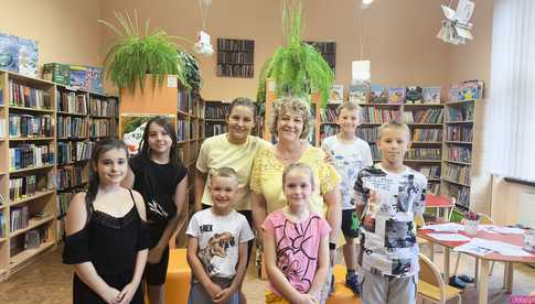 [WIDEO] Wakacje w mieście nie muszą być nudne! Biblioteka Publiczna w Ząbkowicach zaprasza dzieci na wakacyjne zajęcia