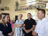 [FOTO] Zamknięta od miesięcy hala sportowa w Kamieńcu zmienia się nie do poznania. Magdalena Roguska i Anna Żabska nadzorowały prace 