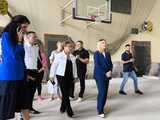 [FOTO] Zamknięta od miesięcy hala sportowa w Kamieńcu zmienia się nie do poznania. Magdalena Roguska i Anna Żabska nadzorowały prace 