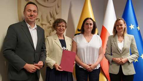 [FOTO] Blisko 2,8 mln zł dofinansowania dla gminy Stoszowice z KPO na odbudowę stawu w Przedborowej i nowoczesny system retencyjny